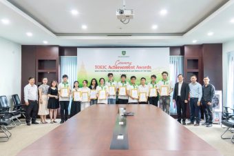 TRƯỜNG ĐẠI HỌC TÂN TẠO TỔ CHỨC LỄ TRAO THƯỞNG SINH VIÊN ĐẠT THÀNH TÍCH CAO TRONG KỲ THI TOEIC