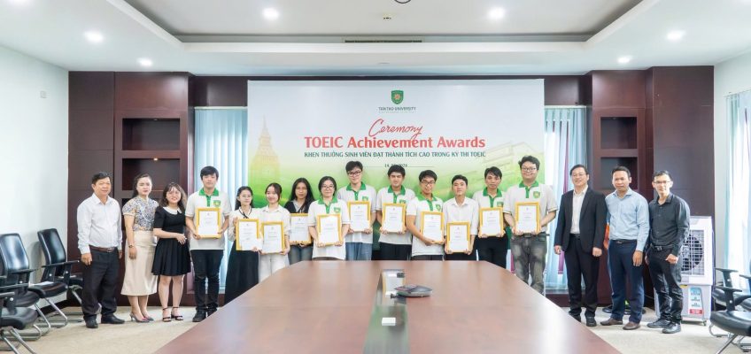 TRƯỜNG ĐẠI HỌC TÂN TẠO TỔ CHỨC LỄ TRAO THƯỞNG SINH VIÊN ĐẠT THÀNH TÍCH CAO TRONG KỲ THI TOEIC